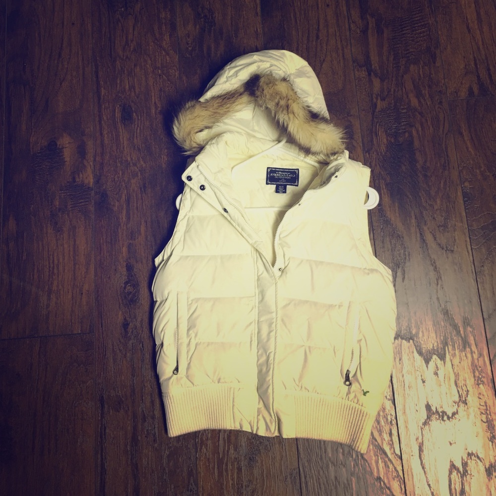 White American Eagle outfitters Puffer Vest