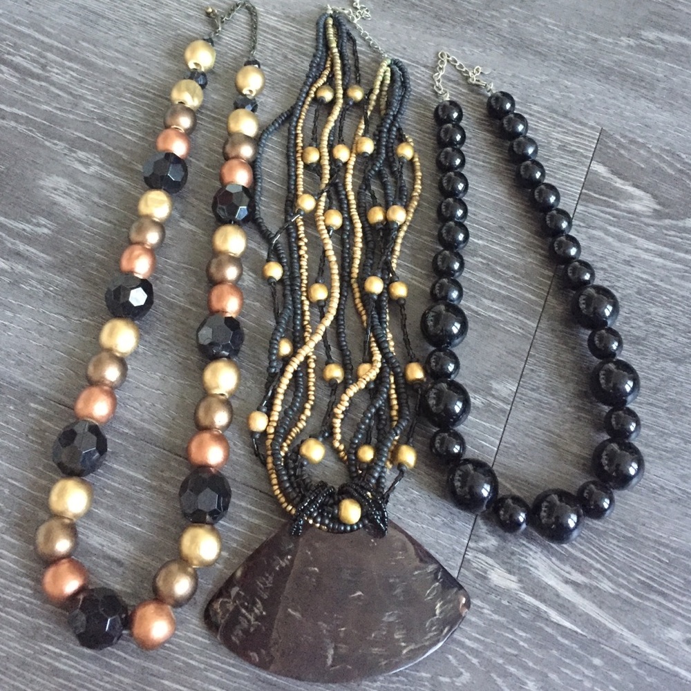 Black/gold shell necklaces (3)