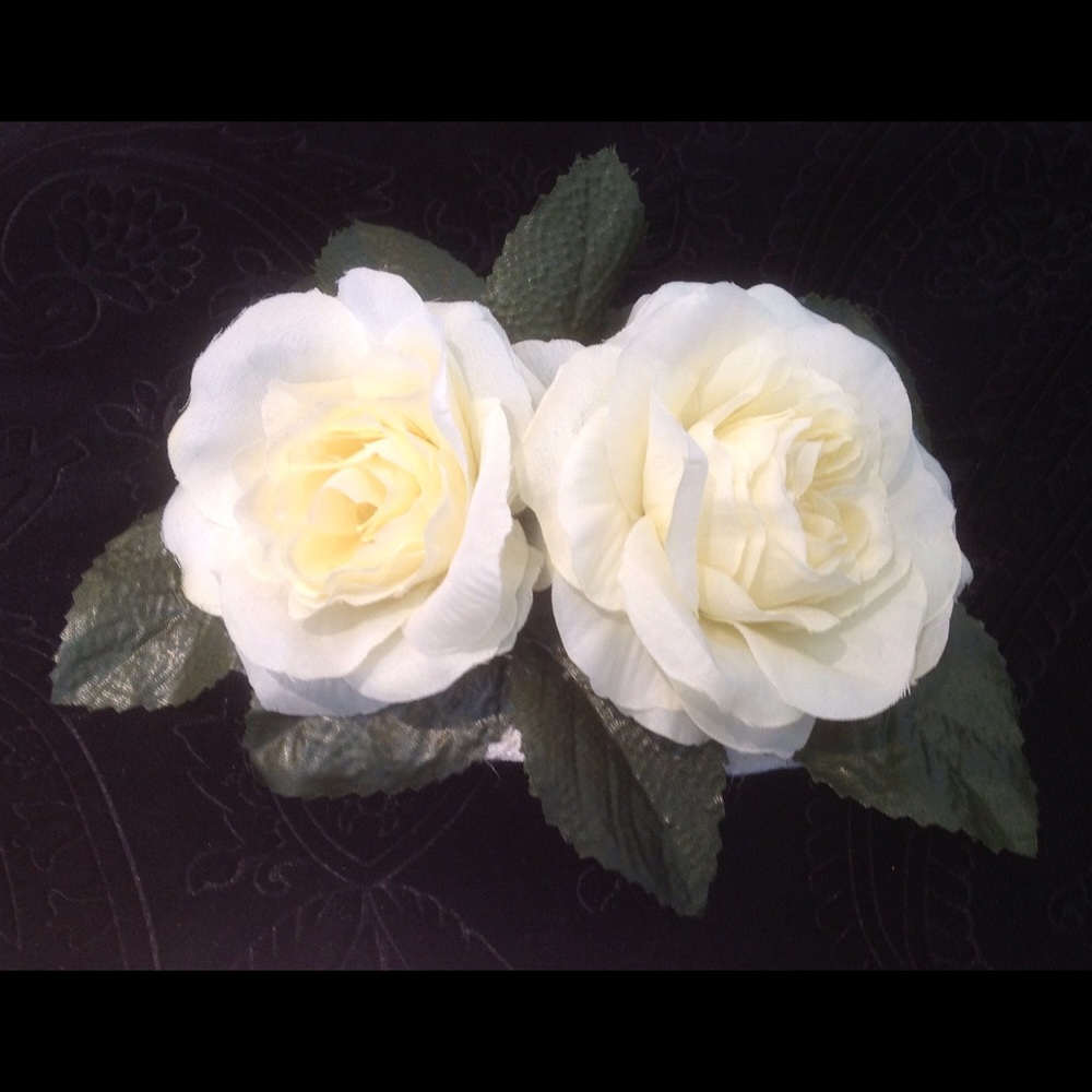 Silk flowers hair clip in off white color