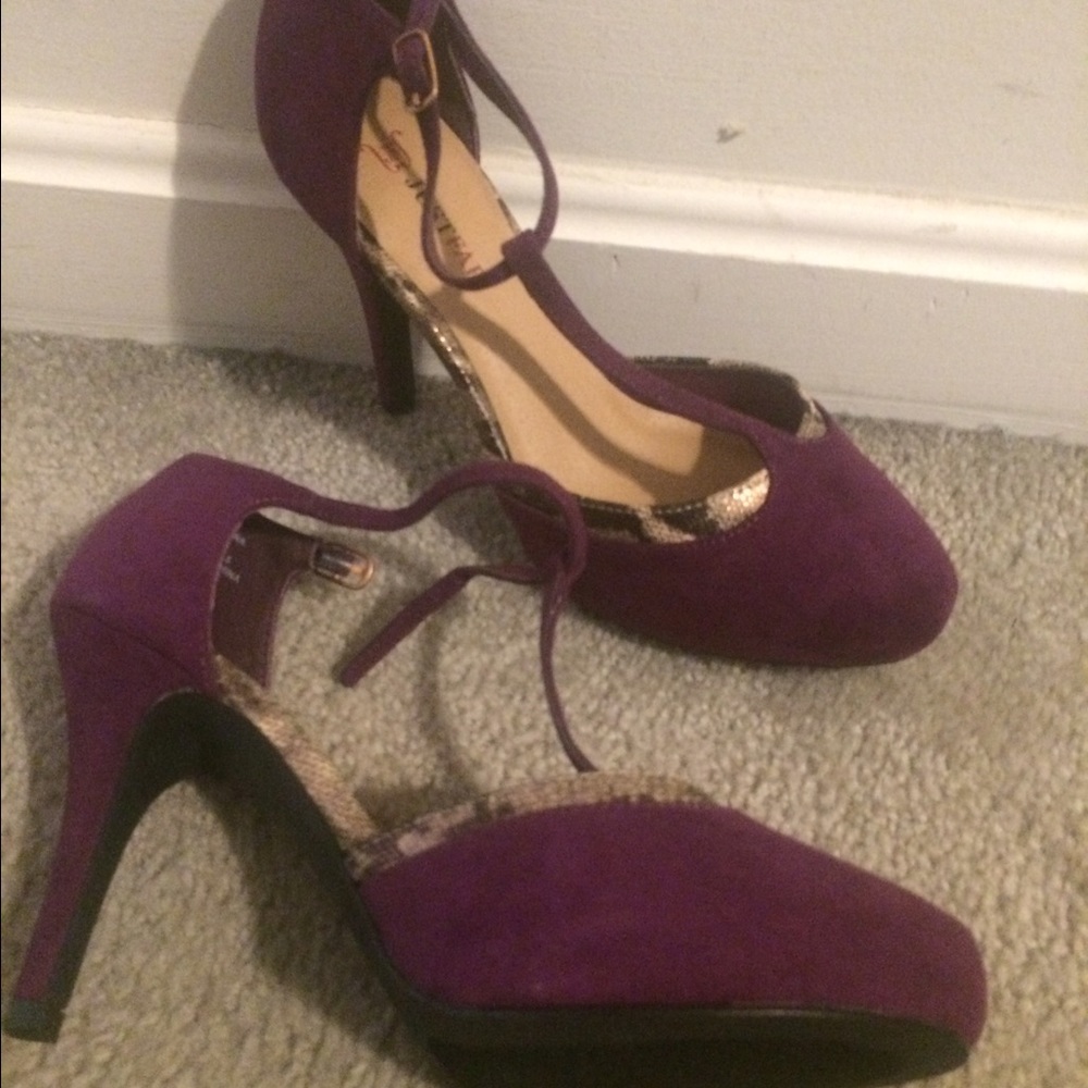 Purple and gold Pump