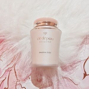 CLE DE PEAU clarifying emulsion eclat