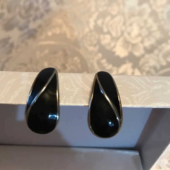 Vintage Trifari black enamel gold tone earrings - Picture 2 of 4