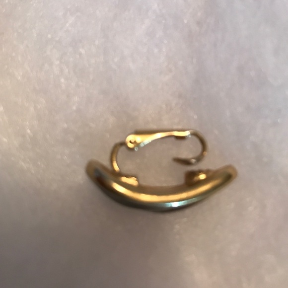 Vintage Trifari black enamel gold tone earrings - Picture 3 of 4