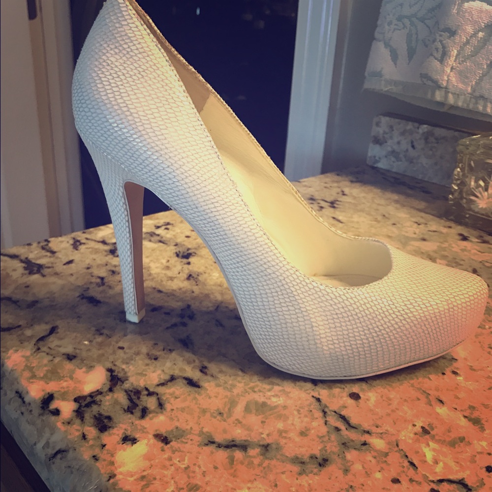 BCBG gorgeous cream heels size 9