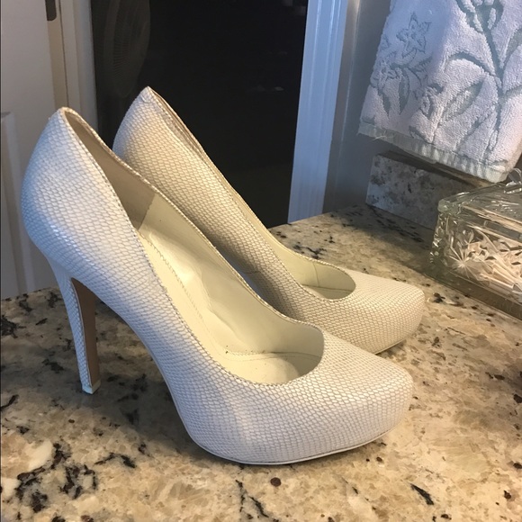 BCBG gorgeous cream heels size 9 - Picture 4 of 4