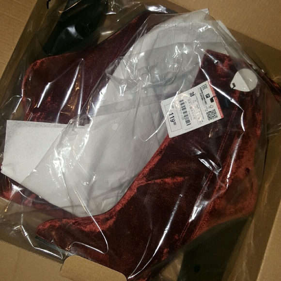 💥LAST PRICE💥 ZARA RED VELVET ANKLE BOOTS - Picture 6 of 6