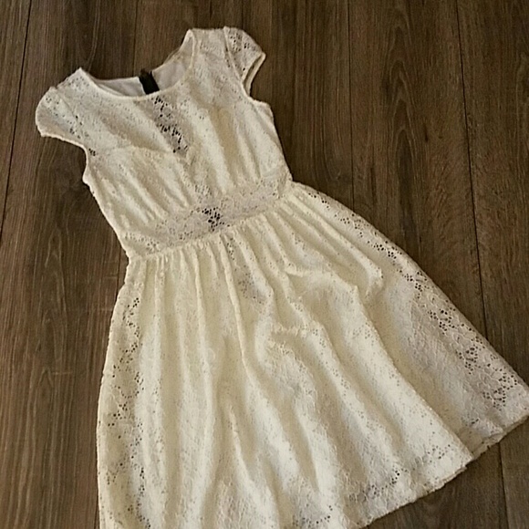 Dresses & Skirts - Guess Los Angeles Crochet Lace Dress Size 2
