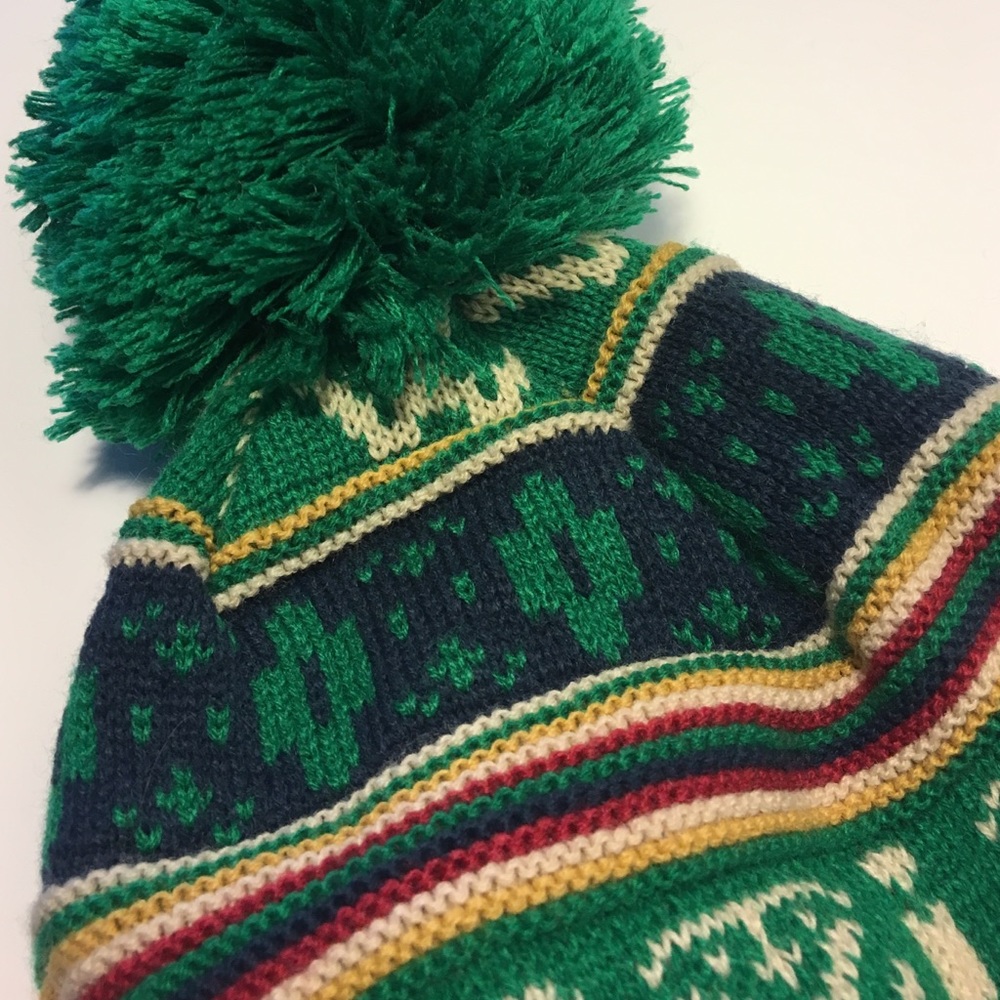 💚 Knitted Beanie w/ Pom 💚