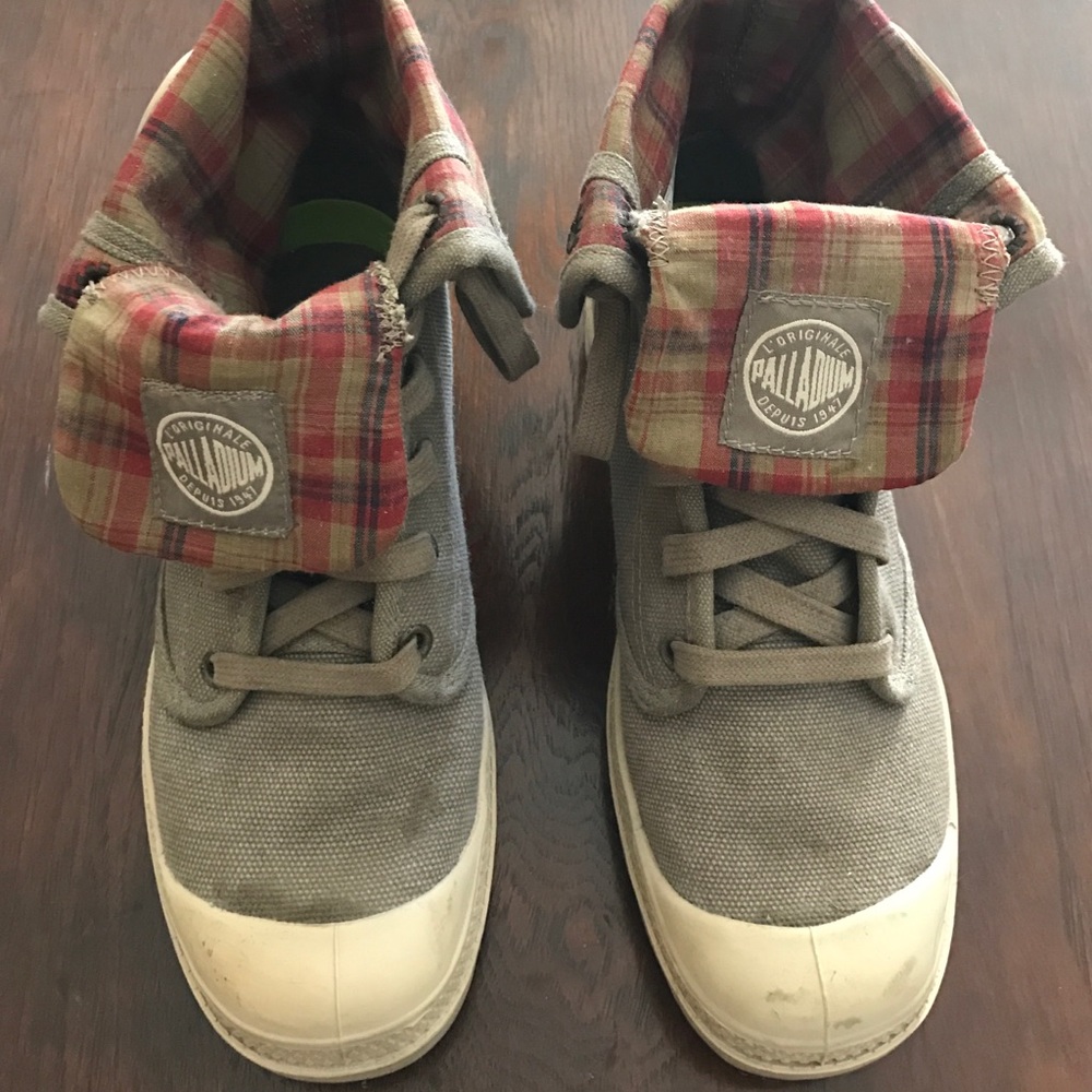 PALLADIUM olive colored boots!