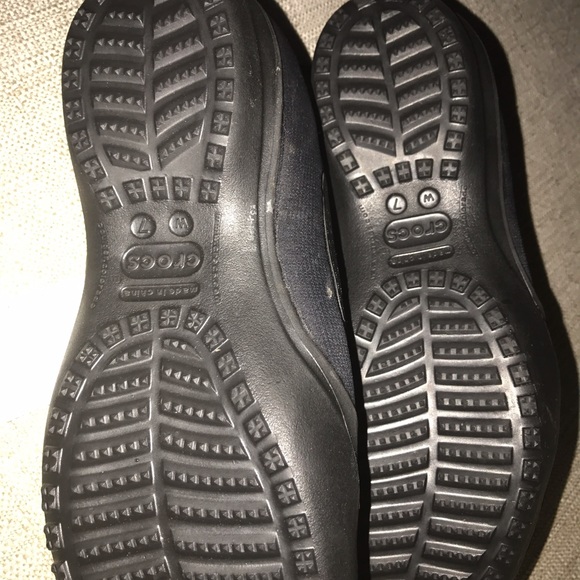 Ladies size 7 crocs - Picture 2 of 3