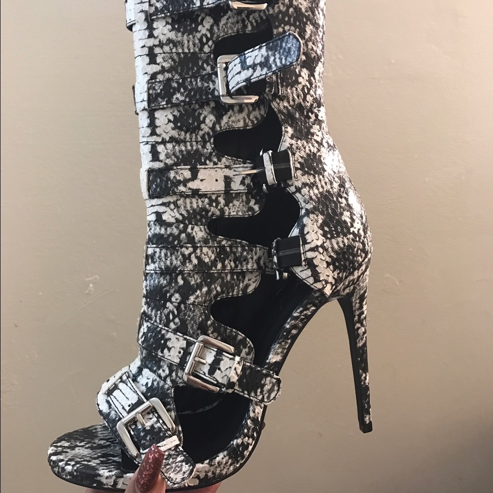 NELLY BERNAL LOLA BLACK/WHITE SNAKE PRINT SHOE