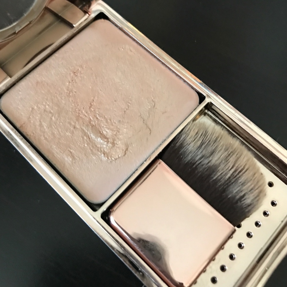 Josie Maran Champagne highlighter