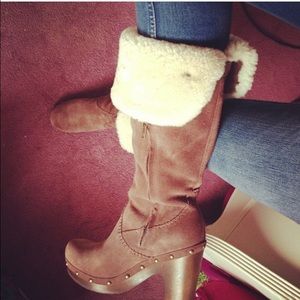 Warm & comfortable Ugg healed boots worn once!