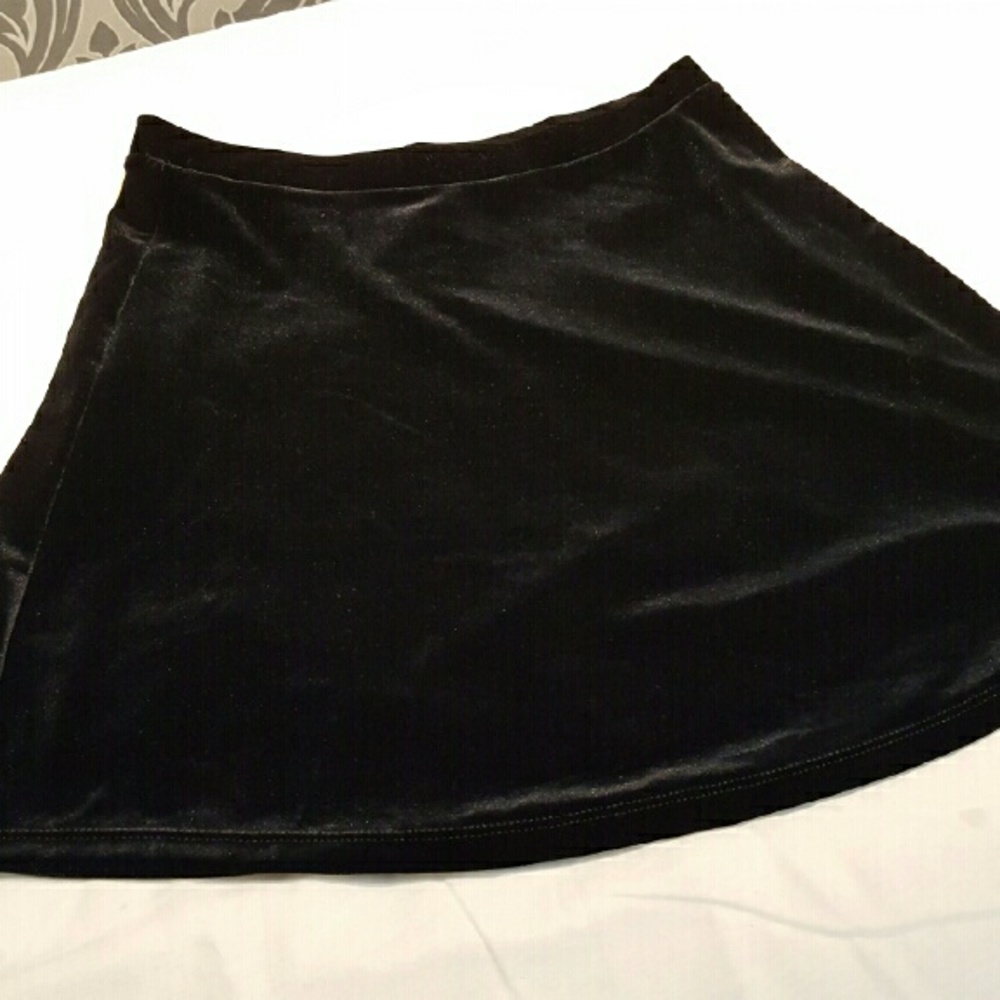 Short velvet black skirt