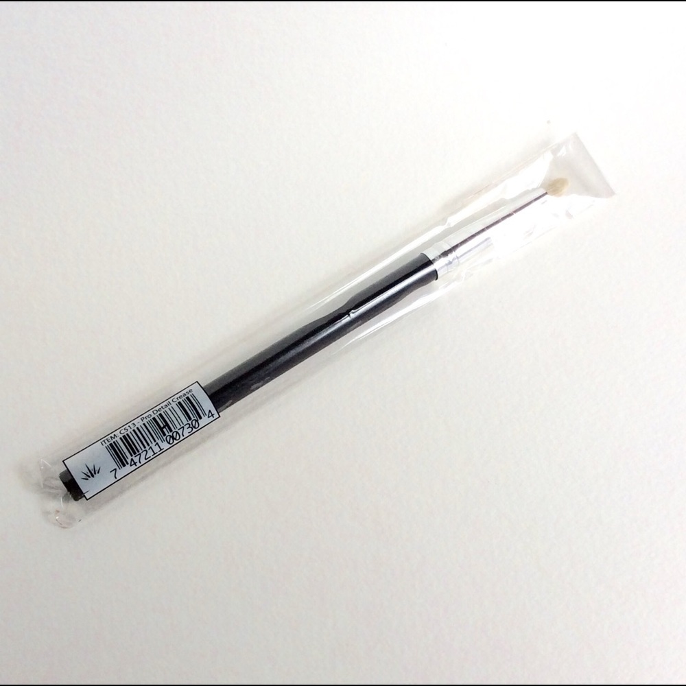 New in Plastic Crown Pro Detail Crease Brush C513