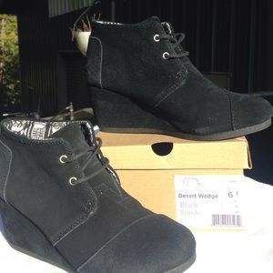 Toms black suede Desert wedge booties