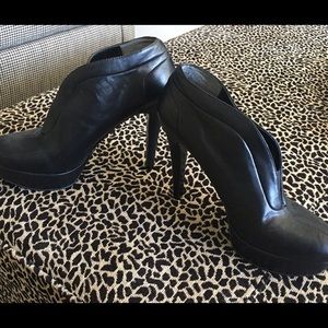 Sharp pair of Nine West Bootie Shoes Sz 8