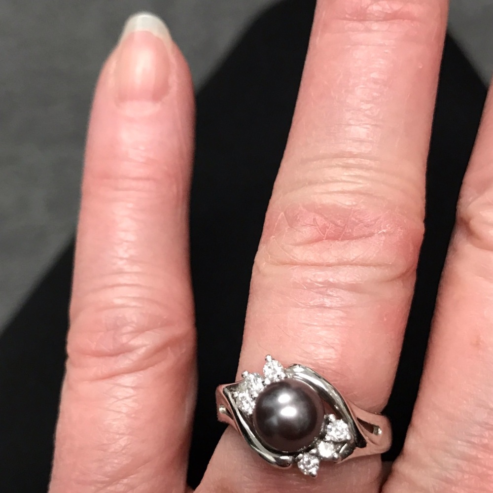 14kt White Gold Black Pearl & Diamond Ring
