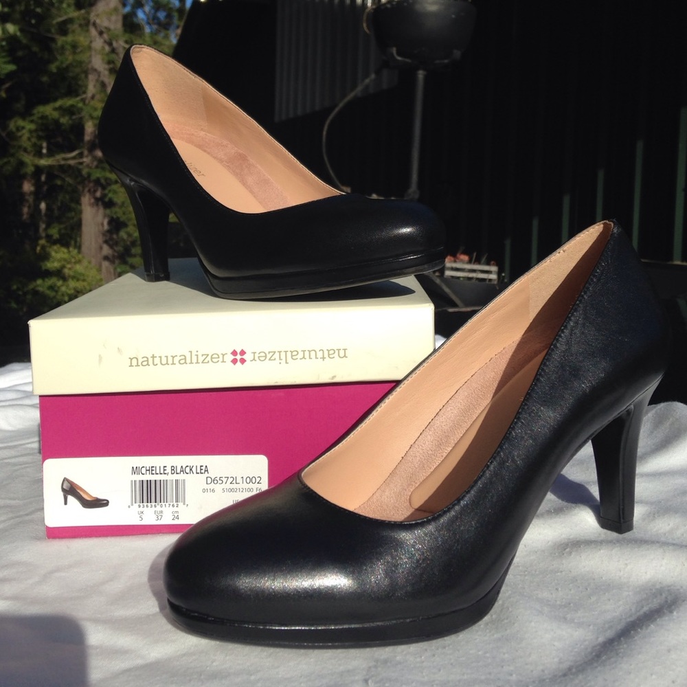 Naturalizer black pumps