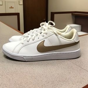Nike Court Royale