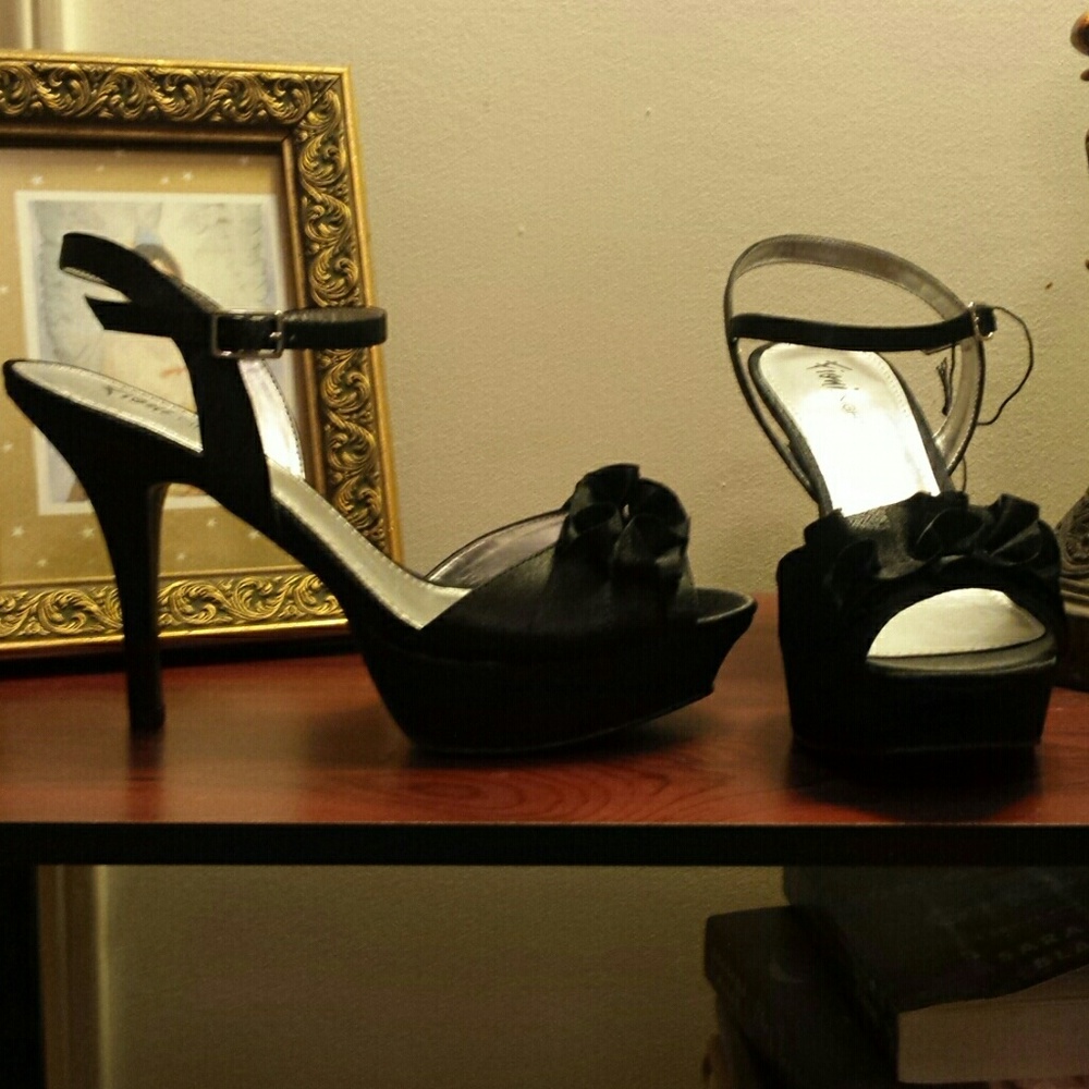 Size 8 black heels