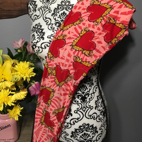 One Size LuLaRoe Valentines leggings. - Picture 1 of 2