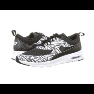 NIKE Air Max Thea size 7