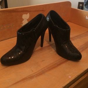 Black sparkly low-cut boots