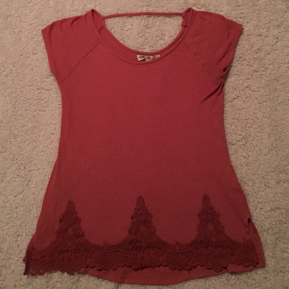 Pinky rose short sleeve with lace details.