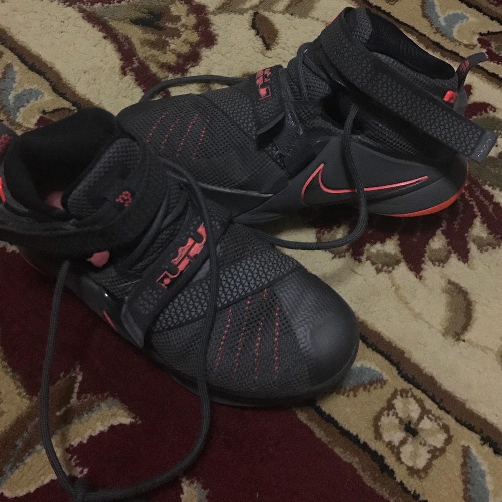 LeBrons Soldier 9 Basketball Shoes size 4Y