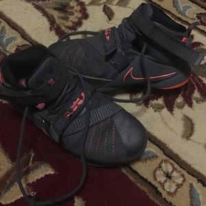 LeBrons Soldier 9 Basketball Shoes size 4Y