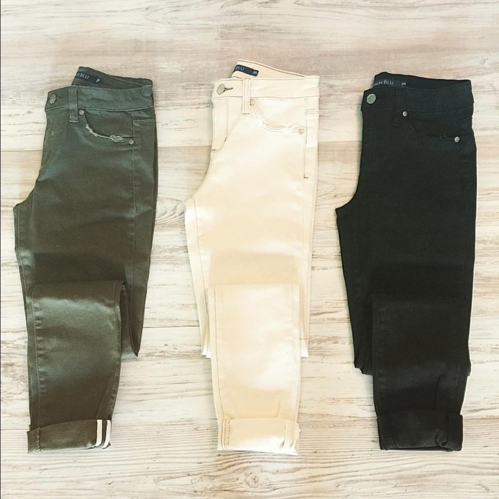 โก๏ธNWT โฌ
๏ธ Lightly Distressed Denim ๐
