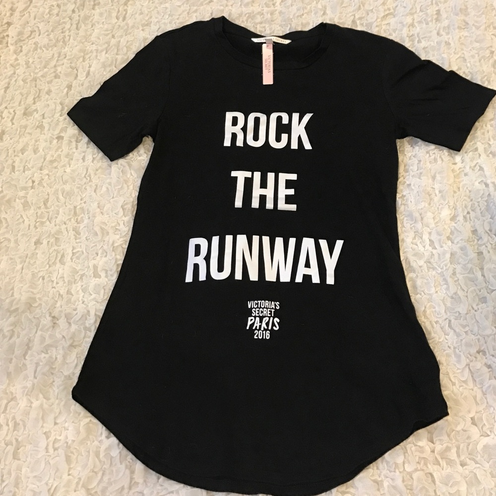 NWT VS FASHION SHOW TEE XS/S