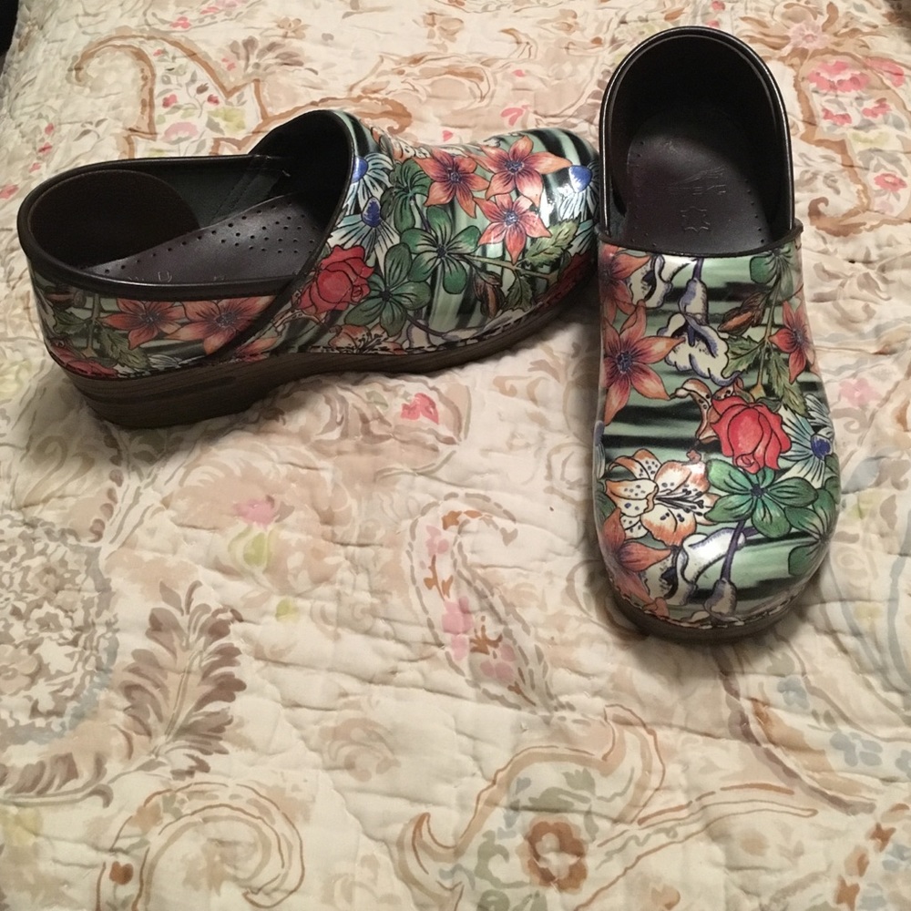 Floral Danskos