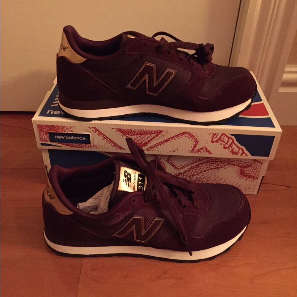 NIB WOMENS NEW BALANCE SNEAKERS 7