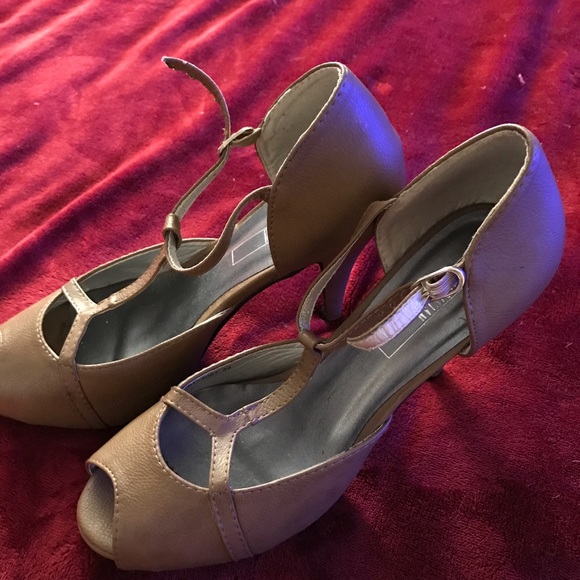 Parisian heels - Picture 1 of 3