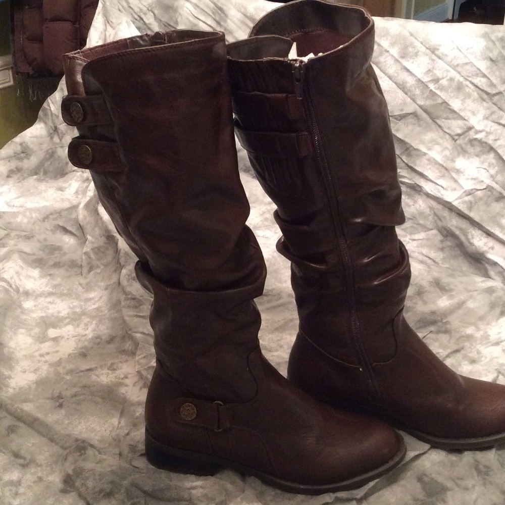 Casual chocolate brown boots.