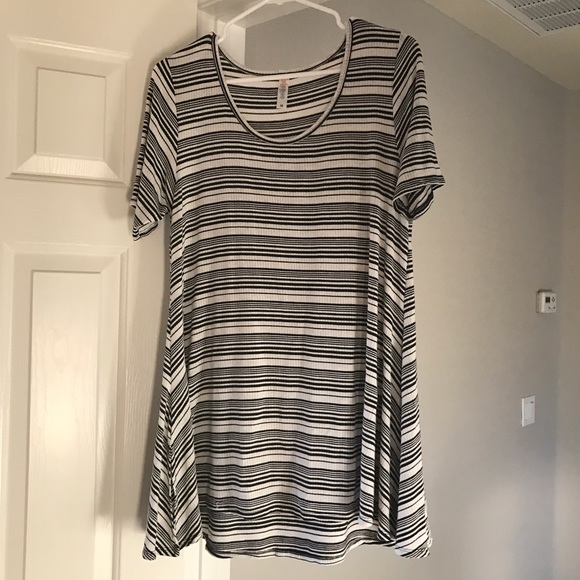 LuLaRoe Tops - Lularoe Perfect T