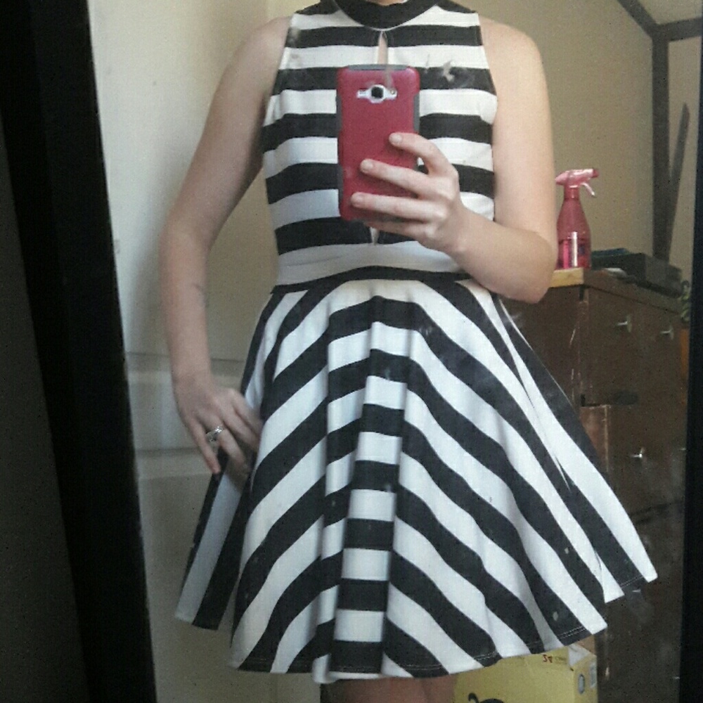 🎉Host Pick! Black and White Cut Out Dress - Picture 4 of 4