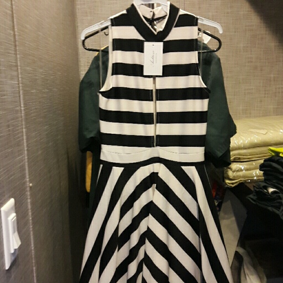 πHost Pick! Black and White Cut Out Dress - Picture 3 of 4