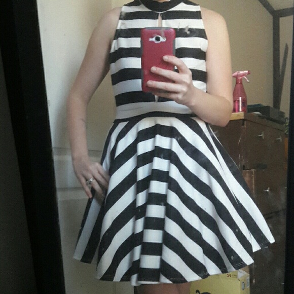 πHost Pick! Black and White Cut Out Dress - Picture 4 of 4