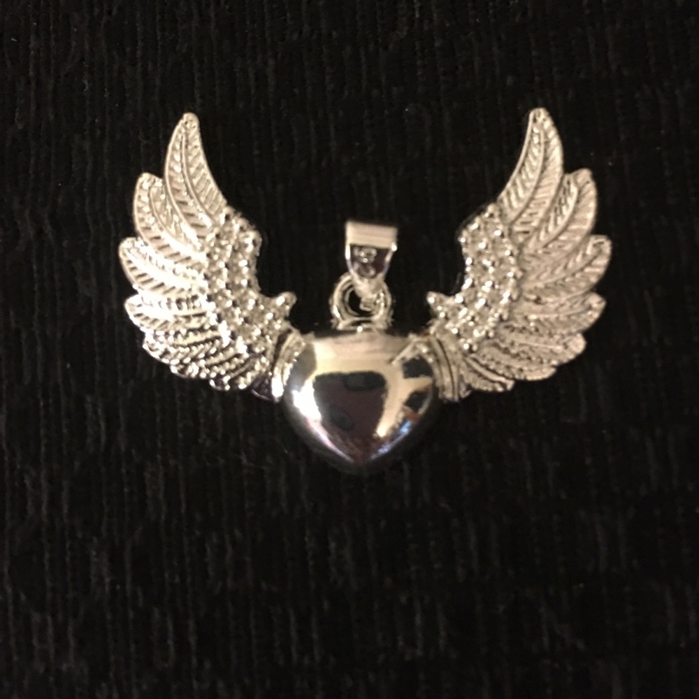 💕❤️️Angel Wing's 💕❤️️Heart💕❤️ Necklace - NWT