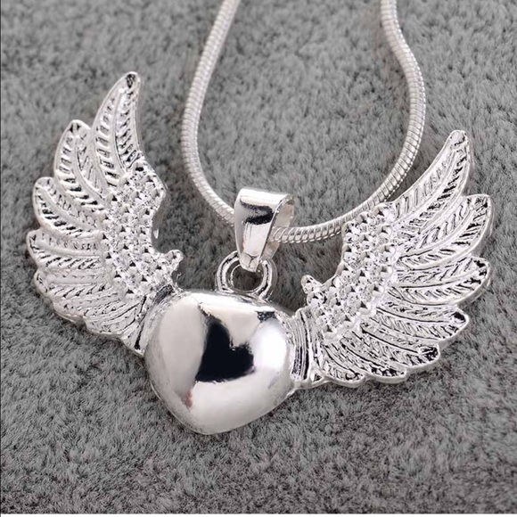 💕❤️️Angel Wing's 💕❤️️Heart💕❤️ Necklace - NWT - Picture 3 of 3