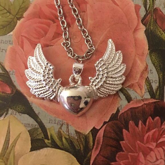 💕❤️️Angel Wing's 💕❤️️Heart💕❤️ Necklace - NWT - Picture 2 of 3