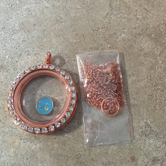 Floating Magnetic Locket - Picture 2 of 5