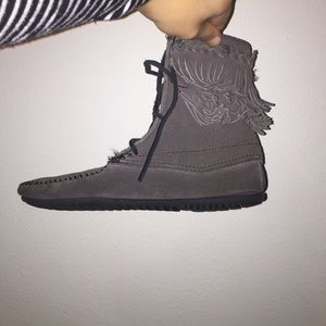 Minnetonka grey ankle boots Size 7