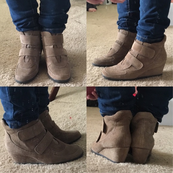🤑Sale🤑Brown Suede Aerosole Wedge Booties with Velcro Straps - Picture 3 of 8