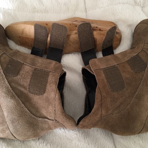 🤑Sale🤑Brown Suede Aerosole Wedge Booties with Velcro Straps - Picture 4 of 8