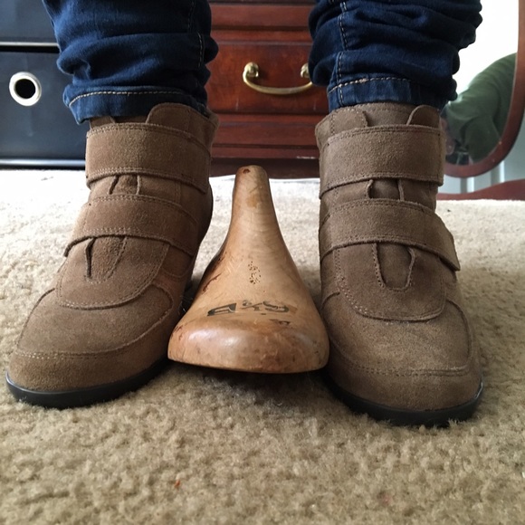 🤑Sale🤑Brown Suede Aerosole Wedge Booties with Velcro Straps - Picture 5 of 8