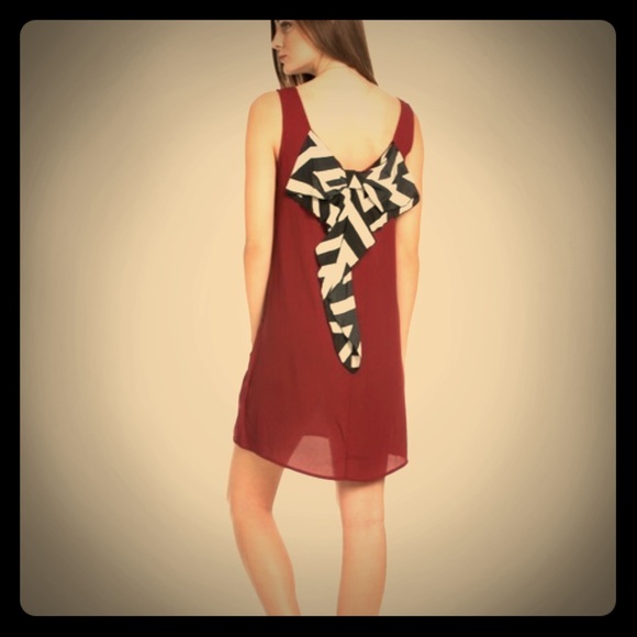Sleeveless Tunic with a Striped Bow Back. - Picture 4 of 7